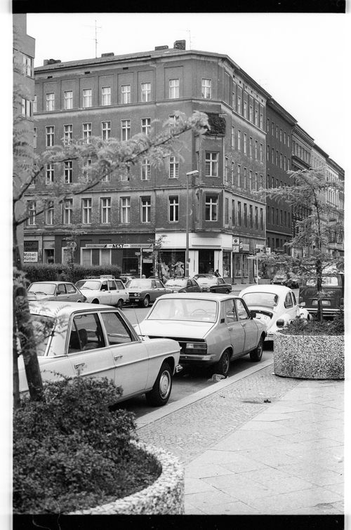 http://fhxb-museum.de/xmap/media/fotosammlungen/j__rgen_henschel__negative__1959_1991_/image/fhxb_jh_k02_0321_04_1500px.jpg (FHXB Friedrichshain-Kreuzberg Museum RR-F)
