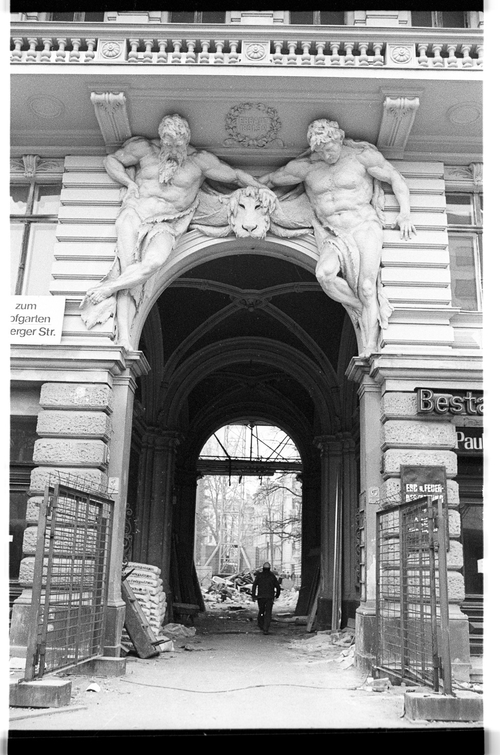 http://fhxb-museum.de/xmap/media/fotosammlungen/j__rgen_henschel__negative__1959_1991_/image/fhxb_jh_k02_0340_28_1500px.jpg (FHXB Friedrichshain-Kreuzberg Museum RR-F)