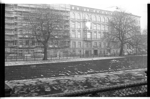 http://fhxb-museum.de/xmap/media/fotosammlungen/j__rgen_henschel__negative__1959_1991_/image/fhxb_jh_k02_0337_22_1500px.jpg (FHXB Friedrichshain-Kreuzberg Museum RR-F)