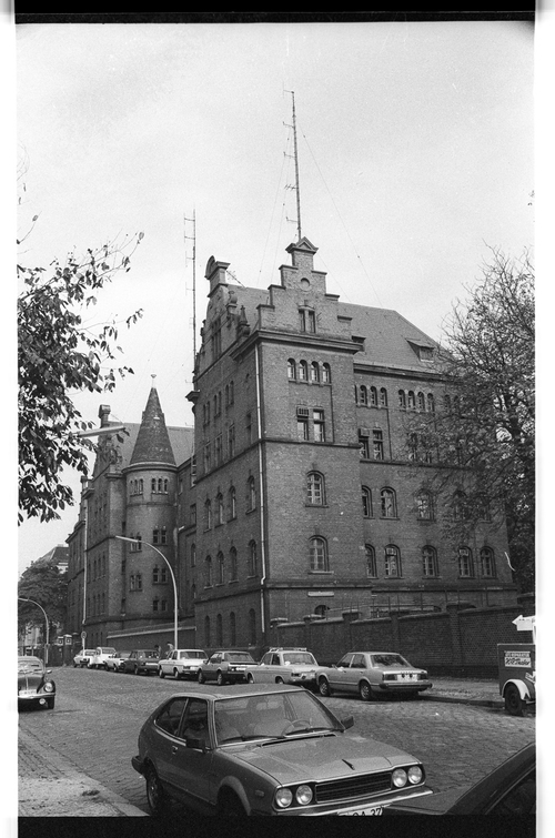 http://fhxb-museum.de/xmap/media/fotosammlungen/j__rgen_henschel__negative__1959_1991_/image/fhxb_jh_k02_0362_01_1500px.jpg (FHXB Friedrichshain-Kreuzberg Museum RR-F)
