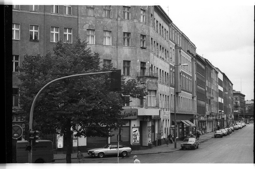 http://fhxb-museum.de/xmap/media/fotosammlungen/j__rgen_henschel__negative__1959_1991_/image/fhxb_jh_k02_0354_11_1500px.jpg (FHXB Friedrichshain-Kreuzberg Museum RR-F)