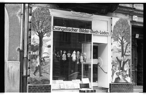 http://fhxb-museum.de/xmap/media/fotosammlungen/j__rgen_henschel__negative__1959_1991_/image/fhxb_jh_k02_0376_08_1500px.jpg (FHXB Friedrichshain-Kreuzberg Museum RR-F)