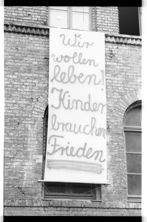 http://fhxb-museum.de/xmap/media/fotosammlungen/j__rgen_henschel__negative__1959_1991_/image/fhxb_jh_k02_0397_10_1500px.jpg (FHXB Friedrichshain-Kreuzberg Museum RR-F)