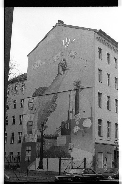 http://fhxb-museum.de/xmap/media/fotosammlungen/j__rgen_henschel__negative__1959_1991_/image/fhxb_jh_k02_0377_31_1500px.jpg (FHXB Friedrichshain-Kreuzberg Museum RR-F)
