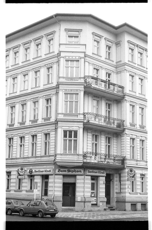 http://fhxb-museum.de/xmap/media/fotosammlungen/j__rgen_henschel__negative__1959_1991_/image/fhxb_jh_k02_0408_29_1500px.jpg (FHXB Friedrichshain-Kreuzberg Museum RR-F)