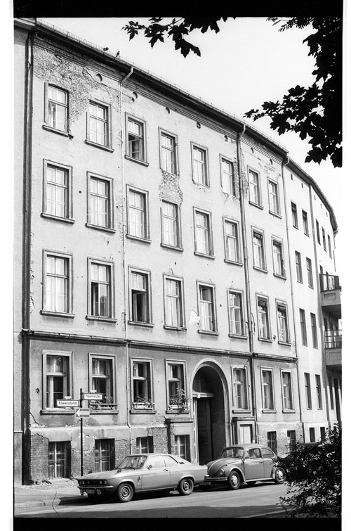 http://fhxb-museum.de/xmap/media/fotosammlungen/j__rgen_henschel__negative__1959_1991_/image/fhxb_jh_k01_0011_07_1500px.jpg (FHXB Friedrichshain-Kreuzberg Museum RR-F)