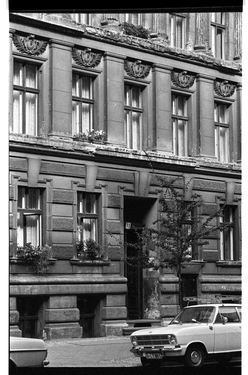 http://fhxb-museum.de/xmap/media/fotosammlungen/j__rgen_henschel__negative__1959_1991_/image/fhxb_jh_k01_0013_06_1500px.jpg (FHXB Friedrichshain-Kreuzberg Museum RR-F)
