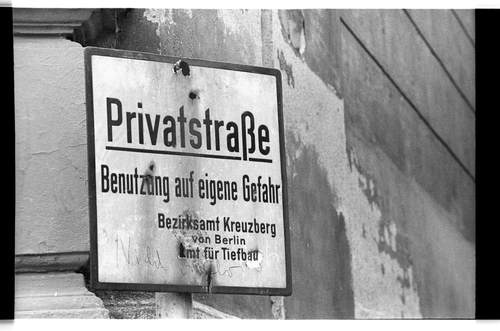 http://fhxb-museum.de/xmap/media/fotosammlungen/j__rgen_henschel__negative__1959_1991_/image/fhxb_jh_k01_0010_17_1500px.jpg (FHXB Friedrichshain-Kreuzberg Museum RR-F)