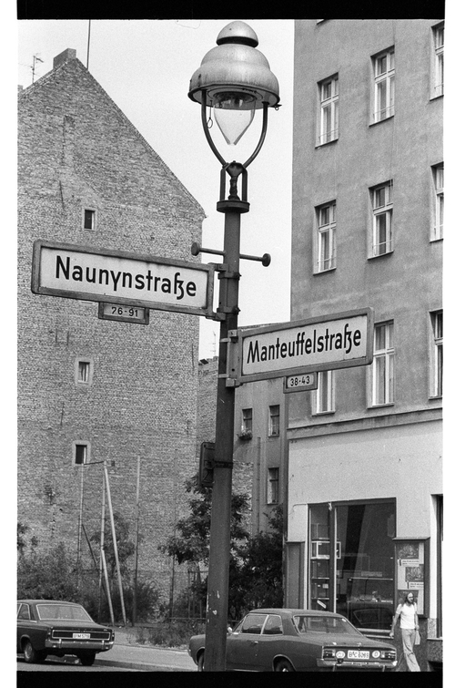 http://fhxb-museum.de/xmap/media/fotosammlungen/j__rgen_henschel__negative__1959_1991_/image/fhxb_jh_k01_0012_13_1500px.jpg (FHXB Friedrichshain-Kreuzberg Museum RR-F)