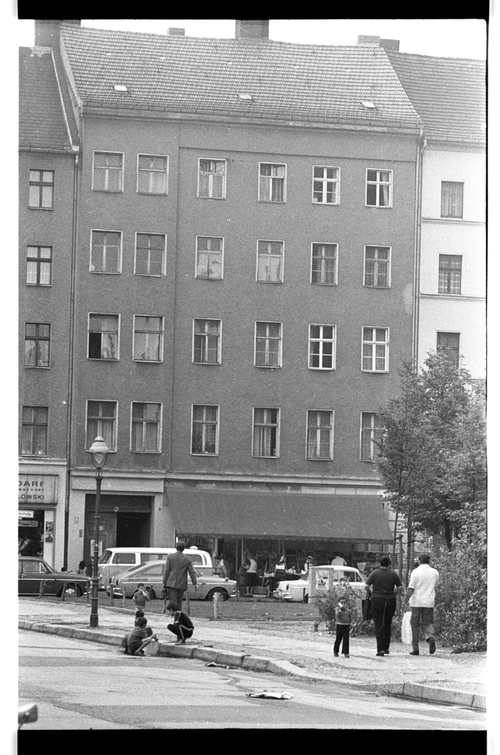 http://fhxb-museum.de/xmap/media/fotosammlungen/j__rgen_henschel__negative__1959_1991_/image/fhxb_jh_k01_0006_05_1500px.jpg (FHXB Friedrichshain-Kreuzberg Museum RR-F)