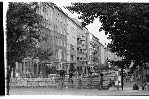 http://fhxb-museum.de/xmap/media/fotosammlungen/j__rgen_henschel__negative__1959_1991_/image/fhxb_jh_k01_0013_01_1500px.jpg (FHXB Friedrichshain-Kreuzberg Museum RR-F)