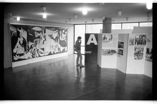 http://fhxb-museum.de/xmap/media/fotosammlungen/j__rgen_henschel__negative__1959_1991_/image/fhxb_jh_k01_0040_33_1500px.jpg (FHXB Friedrichshain-Kreuzberg Museum RR-F)