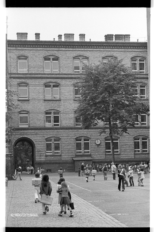 http://fhxb-museum.de/xmap/media/fotosammlungen/j__rgen_henschel__negative__1959_1991_/image/fhxb_jh_k01_0027_34_1500px.jpg (FHXB Friedrichshain-Kreuzberg Museum RR-F)