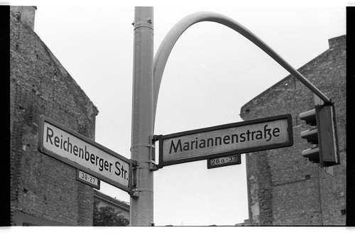 http://fhxb-museum.de/xmap/media/fotosammlungen/j__rgen_henschel__negative__1959_1991_/image/fhxb_jh_k01_0029_12_1500px.jpg (FHXB Friedrichshain-Kreuzberg Museum RR-F)