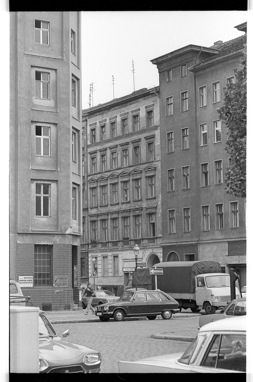 http://fhxb-museum.de/xmap/media/fotosammlungen/j__rgen_henschel__negative__1959_1991_/image/fhxb_jh_k01_0029_22_1500px.jpg (FHXB Friedrichshain-Kreuzberg Museum RR-F)