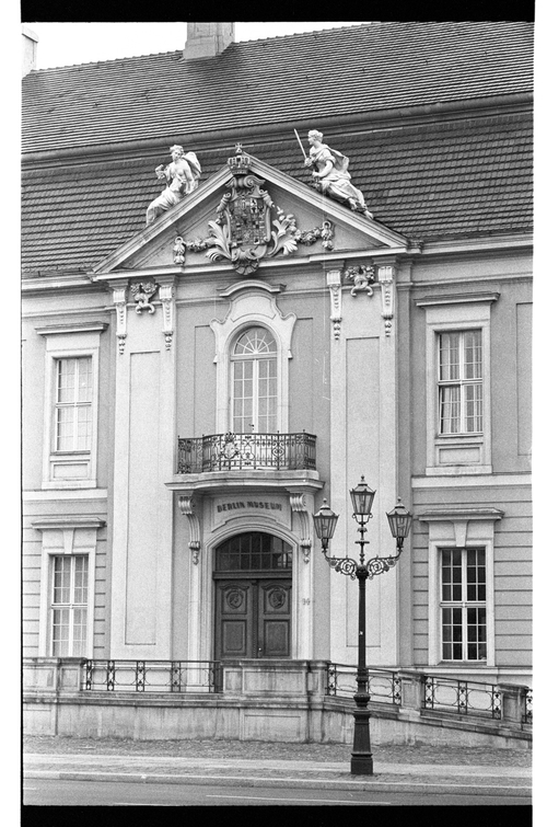 http://fhxb-museum.de/xmap/media/fotosammlungen/j__rgen_henschel__negative__1959_1991_/image/fhxb_jh_k01_0030_13_1500px.jpg (FHXB Friedrichshain-Kreuzberg Museum RR-F)