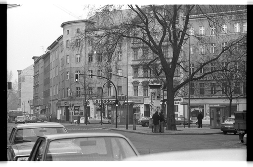 http://fhxb-museum.de/xmap/media/fotosammlungen/j__rgen_henschel__negative__1959_1991_/image/fhxb_jh_k01_0041_10_1500px.jpg (FHXB Friedrichshain-Kreuzberg Museum RR-F)