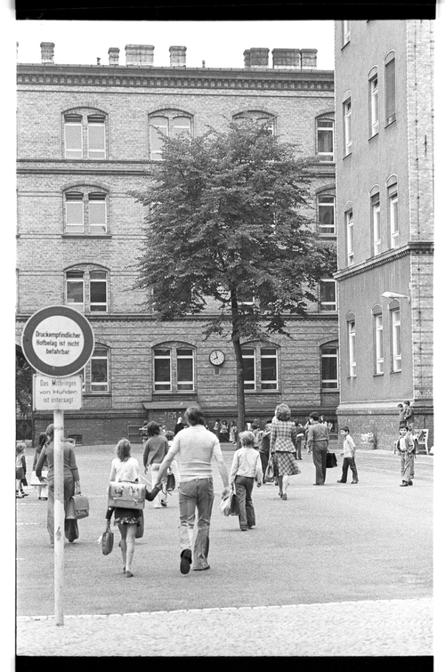 http://fhxb-museum.de/xmap/media/fotosammlungen/j__rgen_henschel__negative__1959_1991_/image/fhxb_jh_k01_0029_01_1500px.jpg (FHXB Friedrichshain-Kreuzberg Museum RR-F)