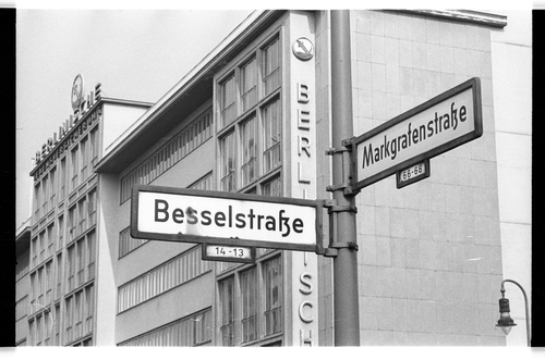 http://fhxb-museum.de/xmap/media/fotosammlungen/j__rgen_henschel__negative__1959_1991_/image/fhxb_jh_k01_0063_20_1500px.jpg (FHXB Friedrichshain-Kreuzberg Museum RR-F)