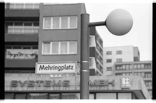 http://fhxb-museum.de/xmap/media/fotosammlungen/j__rgen_henschel__negative__1959_1991_/image/fhxb_jh_k01_0052_25_1500px.jpg (FHXB Friedrichshain-Kreuzberg Museum RR-F)