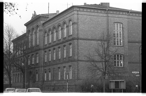 http://fhxb-museum.de/xmap/media/fotosammlungen/j__rgen_henschel__negative__1959_1991_/image/fhxb_jh_k01_0042_05_1500px.jpg (FHXB Friedrichshain-Kreuzberg Museum RR-F)