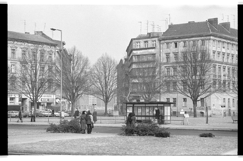 http://fhxb-museum.de/xmap/media/fotosammlungen/j__rgen_henschel__negative__1959_1991_/image/fhxb_jh_k01_0054_15_1500px.jpg (FHXB Friedrichshain-Kreuzberg Museum RR-F)