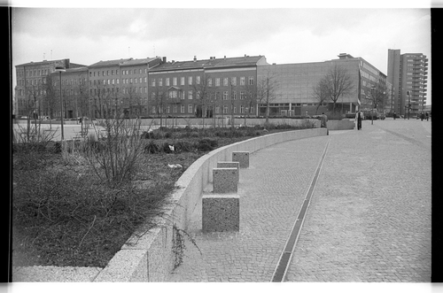 http://fhxb-museum.de/xmap/media/fotosammlungen/j__rgen_henschel__negative__1959_1991_/image/fhxb_jh_k01_0060_31_1500px.jpg (FHXB Friedrichshain-Kreuzberg Museum RR-F)