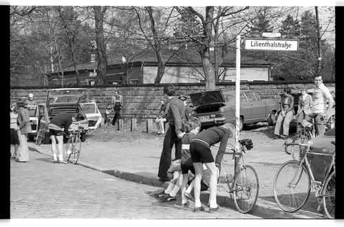 http://fhxb-museum.de/xmap/media/fotosammlungen/j__rgen_henschel__negative__1959_1991_/image/fhxb_jh_k01_0076_33_1500px.jpg (FHXB Friedrichshain-Kreuzberg Museum RR-F)