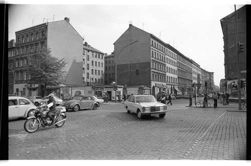 http://fhxb-museum.de/xmap/media/fotosammlungen/j__rgen_henschel__negative__1959_1991_/image/fhxb_jh_k01_0085_01_1500px.jpg (FHXB Friedrichshain-Kreuzberg Museum RR-F)