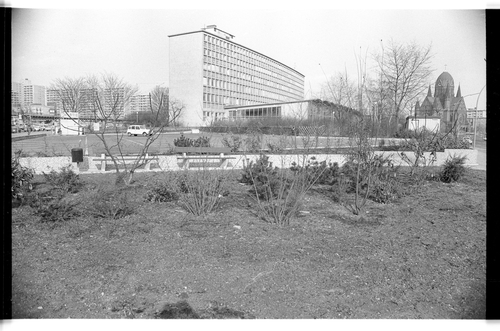 http://fhxb-museum.de/xmap/media/fotosammlungen/j__rgen_henschel__negative__1959_1991_/image/fhxb_jh_k01_0067_33_1500px.jpg (FHXB Friedrichshain-Kreuzberg Museum RR-F)