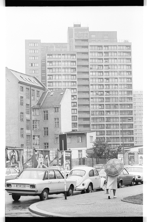 http://fhxb-museum.de/xmap/media/fotosammlungen/j__rgen_henschel__negative__1959_1991_/image/fhxb_jh_k01_0111_01_1500px.jpg (FHXB Friedrichshain-Kreuzberg Museum RR-F)