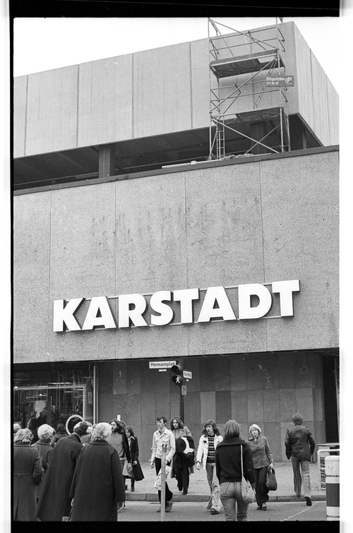http://fhxb-museum.de/xmap/media/fotosammlungen/j__rgen_henschel__negative__1959_1991_/image/fhxb_jh_k01_0106_35_1500px.jpg (FHXB Friedrichshain-Kreuzberg Museum RR-F)
