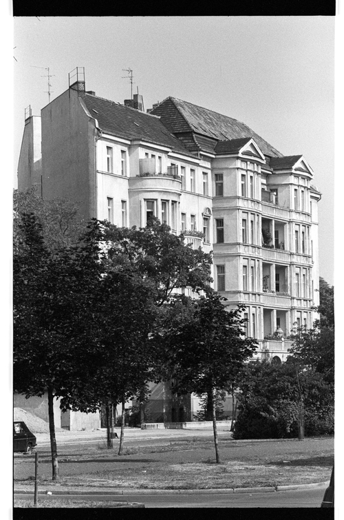 http://fhxb-museum.de/xmap/media/fotosammlungen/j__rgen_henschel__negative__1959_1991_/image/fhxb_jh_k01_0094_12_1500px.jpg (FHXB Friedrichshain-Kreuzberg Museum RR-F)