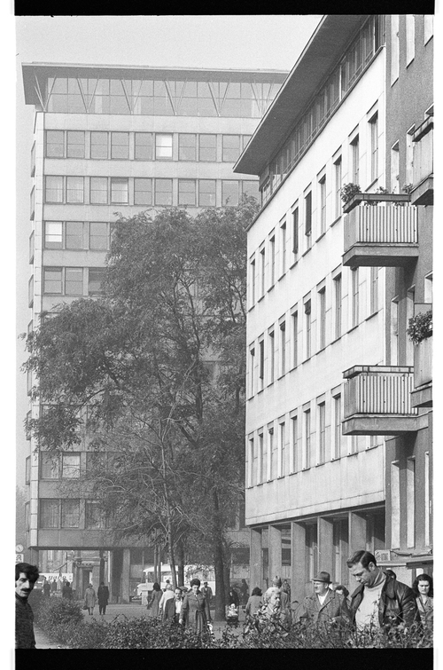 http://fhxb-museum.de/xmap/media/fotosammlungen/j__rgen_henschel__negative__1959_1991_/image/fhxb_jh_k01_0121_03_1500px.jpg (FHXB Friedrichshain-Kreuzberg Museum RR-F)