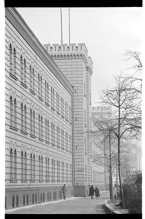 http://fhxb-museum.de/xmap/media/fotosammlungen/j__rgen_henschel__negative__1959_1991_/image/fhxb_jh_k01_0121_01_1500px.jpg (FHXB Friedrichshain-Kreuzberg Museum RR-F)