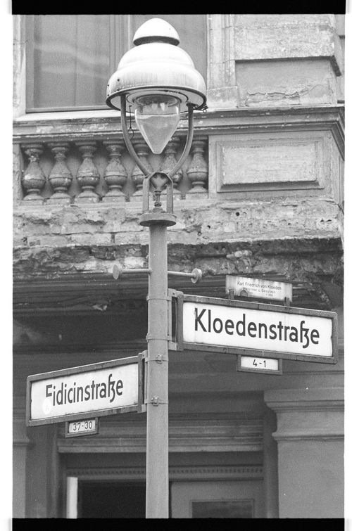 http://fhxb-museum.de/xmap/media/fotosammlungen/j__rgen_henschel__negative__1959_1991_/image/fhxb_jh_k01_0141_19_1500px.jpg (FHXB Friedrichshain-Kreuzberg Museum RR-F)