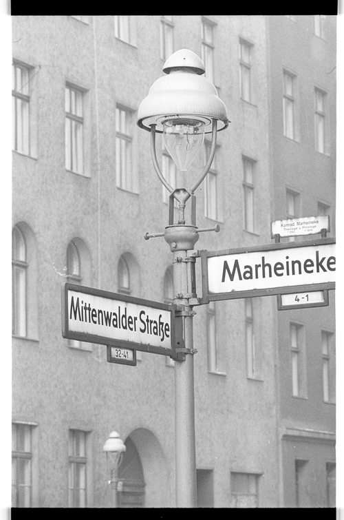http://fhxb-museum.de/xmap/media/fotosammlungen/j__rgen_henschel__negative__1959_1991_/image/fhxb_jh_k01_0136_18_1500px.jpg (FHXB Friedrichshain-Kreuzberg Museum RR-F)