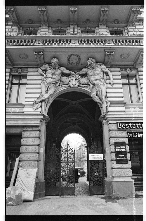 http://fhxb-museum.de/xmap/media/fotosammlungen/j__rgen_henschel__negative__1959_1991_/image/fhxb_jh_k01_0151_24_1500px.jpg (FHXB Friedrichshain-Kreuzberg Museum RR-F)