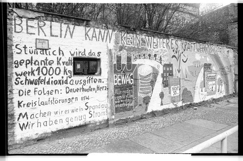 http://fhxb-museum.de/xmap/media/fotosammlungen/j__rgen_henschel__negative__1959_1991_/image/fhxb_jh_k01_0196_32_1500px.jpg (FHXB Friedrichshain-Kreuzberg Museum RR-F)