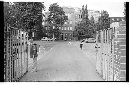 http://fhxb-museum.de/xmap/media/fotosammlungen/j__rgen_henschel__negative__1959_1991_/image/fhxb_jh_k01_0191_34_1500px.jpg (FHXB Friedrichshain-Kreuzberg Museum RR-F)