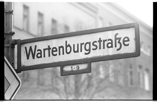 http://fhxb-museum.de/xmap/media/fotosammlungen/j__rgen_henschel__negative__1959_1991_/image/fhxb_jh_k01_0197_35_1500px.jpg (FHXB Friedrichshain-Kreuzberg Museum RR-F)