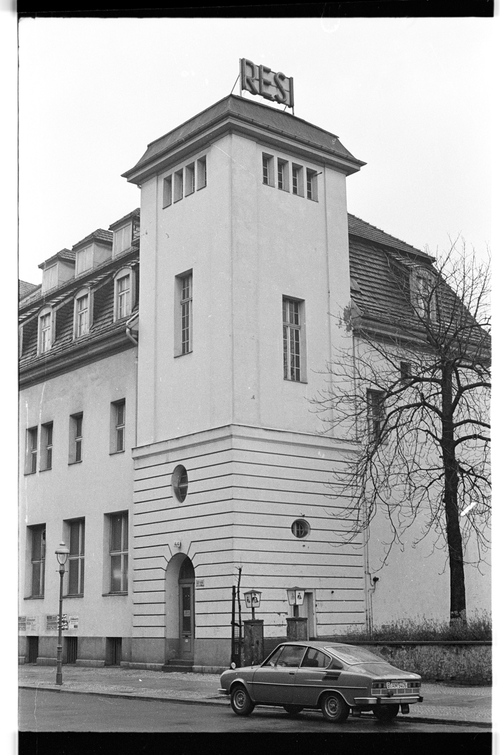 http://fhxb-museum.de/xmap/media/fotosammlungen/j__rgen_henschel__negative__1959_1991_/image/fhxb_jh_k01_0209_01_1500px.jpg (FHXB Friedrichshain-Kreuzberg Museum RR-F)