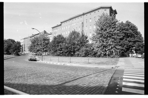 http://fhxb-museum.de/xmap/media/fotosammlungen/j__rgen_henschel__negative__1959_1991_/image/fhxb_jh_k01_0217_32_1500px.jpg (FHXB Friedrichshain-Kreuzberg Museum RR-F)