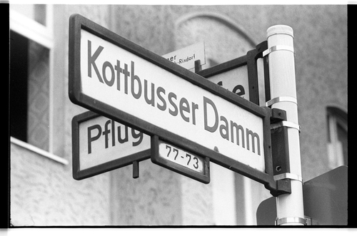 http://fhxb-museum.de/xmap/media/fotosammlungen/j__rgen_henschel__negative__1959_1991_/image/fhxb_jh_k01_0200_11_1500px.jpg (FHXB Friedrichshain-Kreuzberg Museum RR-F)