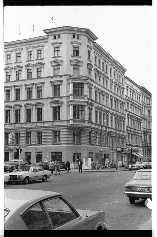 http://fhxb-museum.de/xmap/media/fotosammlungen/j__rgen_henschel__negative__1959_1991_/image/fhxb_jh_k01_0213_36_1500px.jpg (FHXB Friedrichshain-Kreuzberg Museum RR-F)
