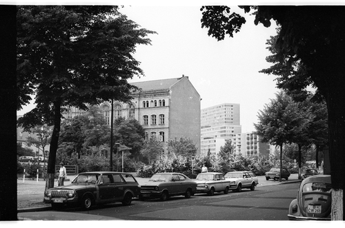 http://fhxb-museum.de/xmap/media/fotosammlungen/j__rgen_henschel__negative__1959_1991_/image/fhxb_jh_k01_0218_23_1500px.jpg (FHXB Friedrichshain-Kreuzberg Museum RR-F)
