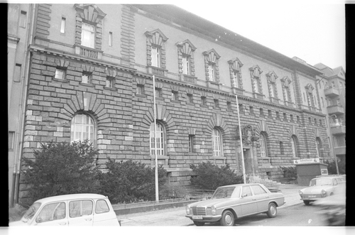 http://fhxb-museum.de/xmap/media/fotosammlungen/j__rgen_henschel__negative__1959_1991_/image/fhxb_jh_k01_0203_37_1500px.jpg (FHXB Friedrichshain-Kreuzberg Museum RR-F)