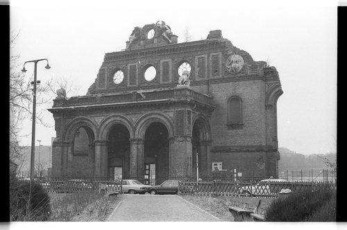 http://fhxb-museum.de/xmap/media/fotosammlungen/j__rgen_henschel__negative__1959_1991_/image/fhxb_jh_k02_0416_13_1500px.jpg (FHXB Friedrichshain-Kreuzberg Museum RR-F)
