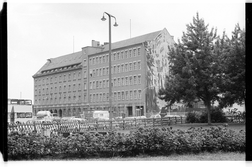 http://fhxb-museum.de/xmap/media/fotosammlungen/j__rgen_henschel__negative__1959_1991_/image/fhxb_jh_k02_0425_17_1500px.jpg (FHXB Friedrichshain-Kreuzberg Museum RR-F)