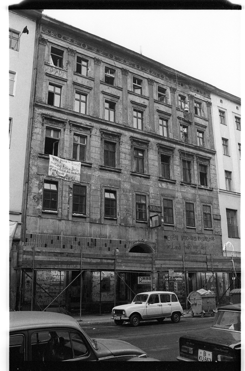 http://fhxb-museum.de/xmap/media/fotosammlungen/j__rgen_henschel__negative__1959_1991_/image/fhxb_jh_k02_0427_16_1500px.jpg (FHXB Friedrichshain-Kreuzberg Museum RR-F)